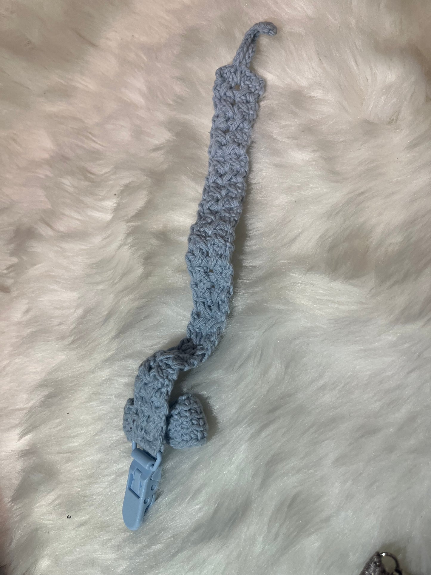 Attache-tétine clips