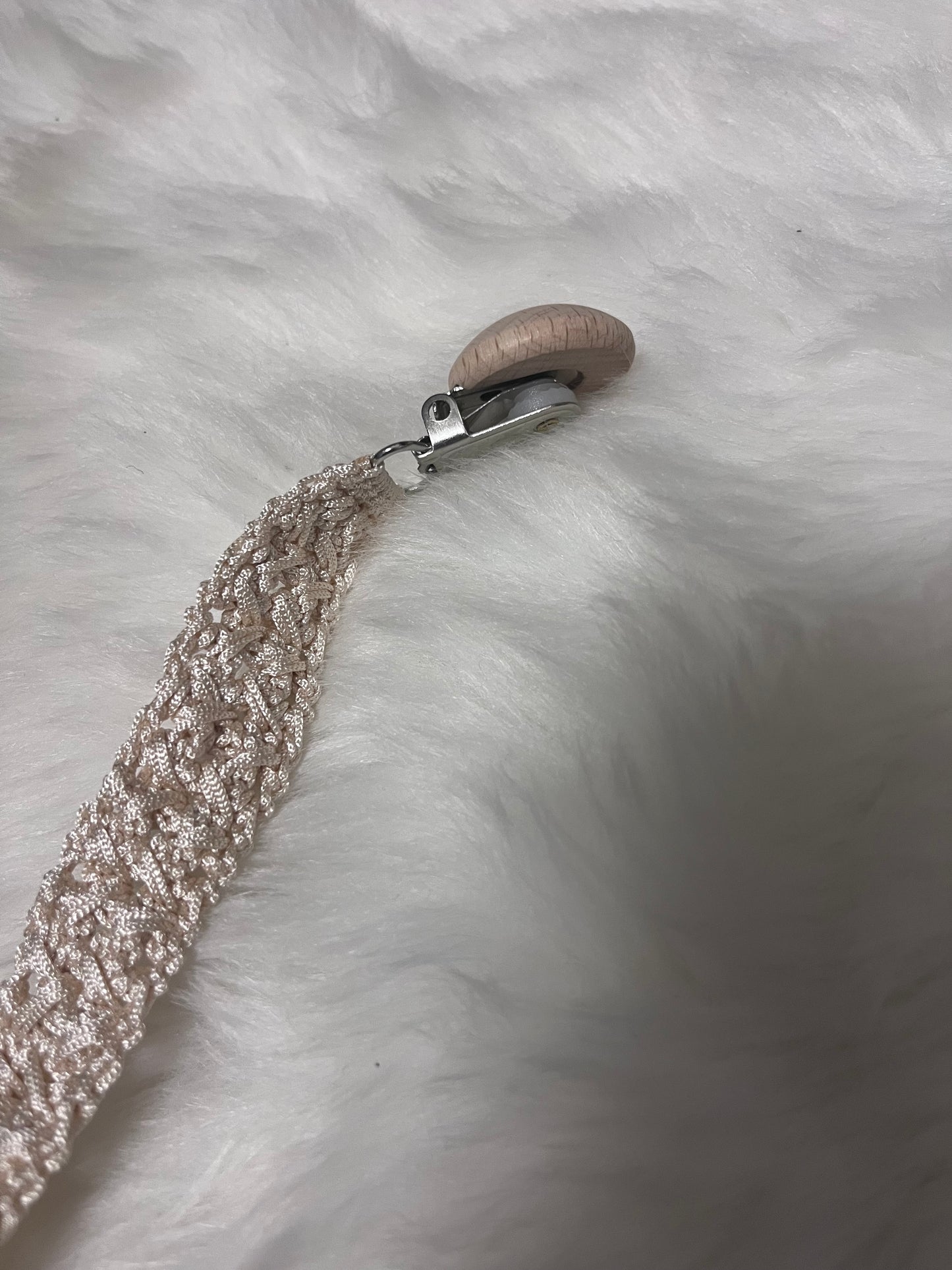 Attache-tétine bois